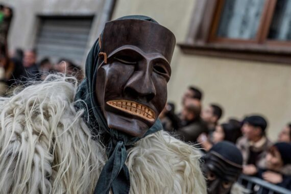 Maschere Carnevale e dolci tradizionali: un viaggio tra tradizioni e sapori della Sardegna