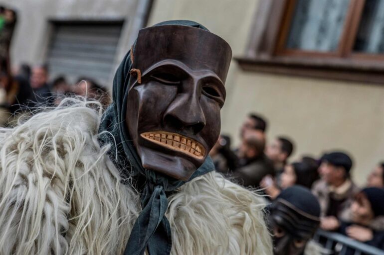 Maschere Carnevale e dolci tradizionali: un viaggio tra tradizioni e sapori della Sardegna