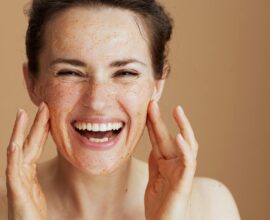 I benefici del peeling viso: rinnovare la pelle per un aspetto più luminoso