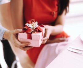 Regali per San Valentino: 10 consigli per organizzare una sorpresa romantica