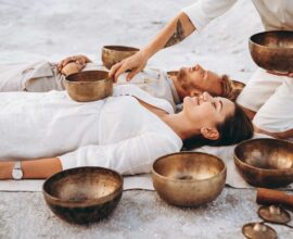 Campane tibetane, suoni olistici e benessere: i segreti del massaggio sonoro