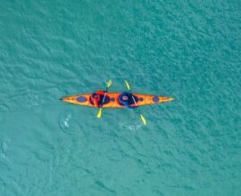 Canoa, pedalò o gommone: tre modi per vivere il mare del Sud Sardegna