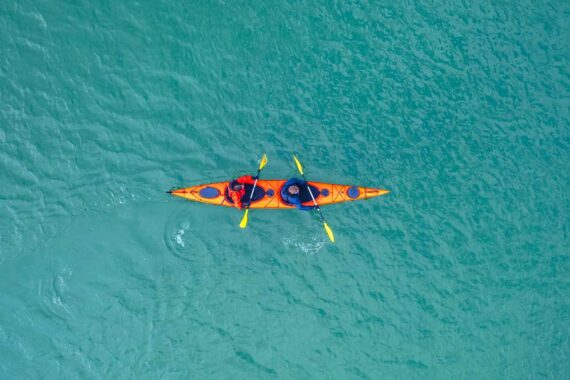 Canoa, pedalò o gommone: tre modi per vivere il mare del Sud Sardegna