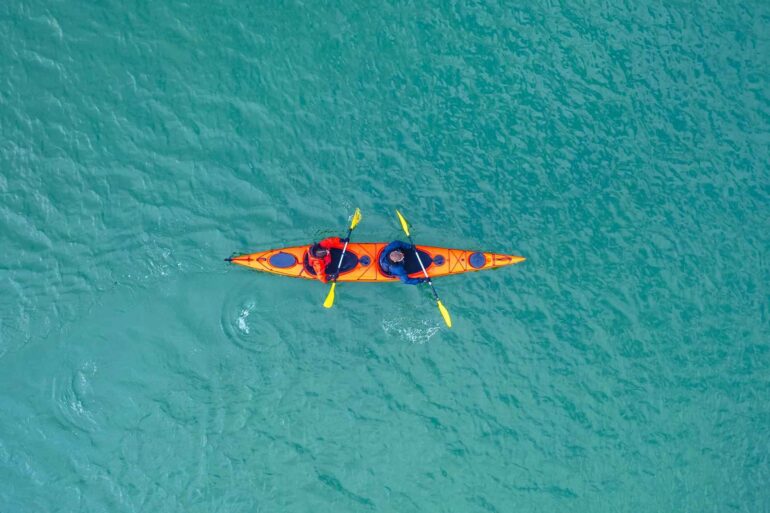 Canoa, pedalò o gommone: tre modi per vivere il mare del Sud Sardegna