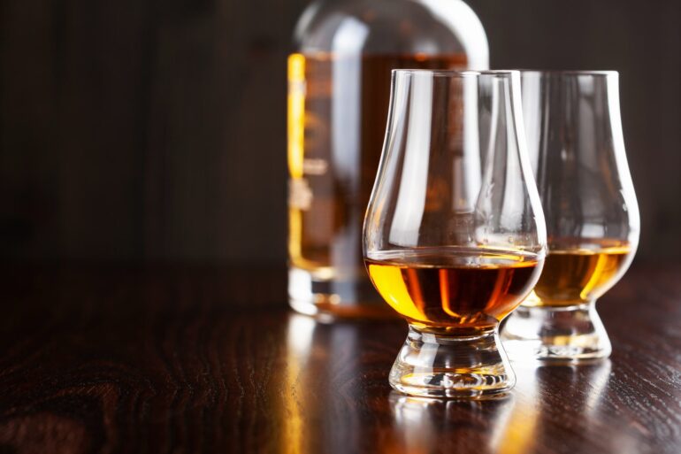 Whisky torbato: storia, produzione e caratteristiche principali