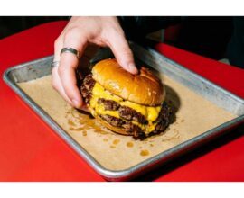 Smash burger, la ricetta che conquista anche la cucina gourmet