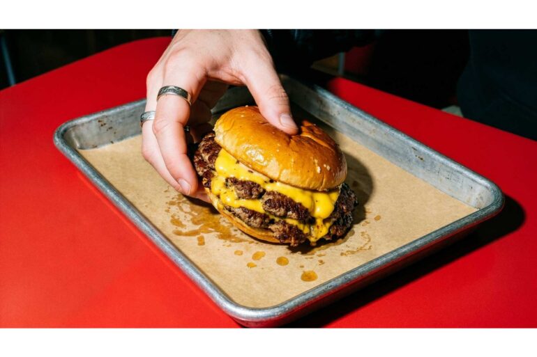 Smash burger, la ricetta che conquista anche la cucina gourmet